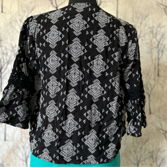 3/4 Bell Sleeves Cropped Shrug Bolero Cardigan Xhilaration Black and White Boho - Picture 10 of 12
